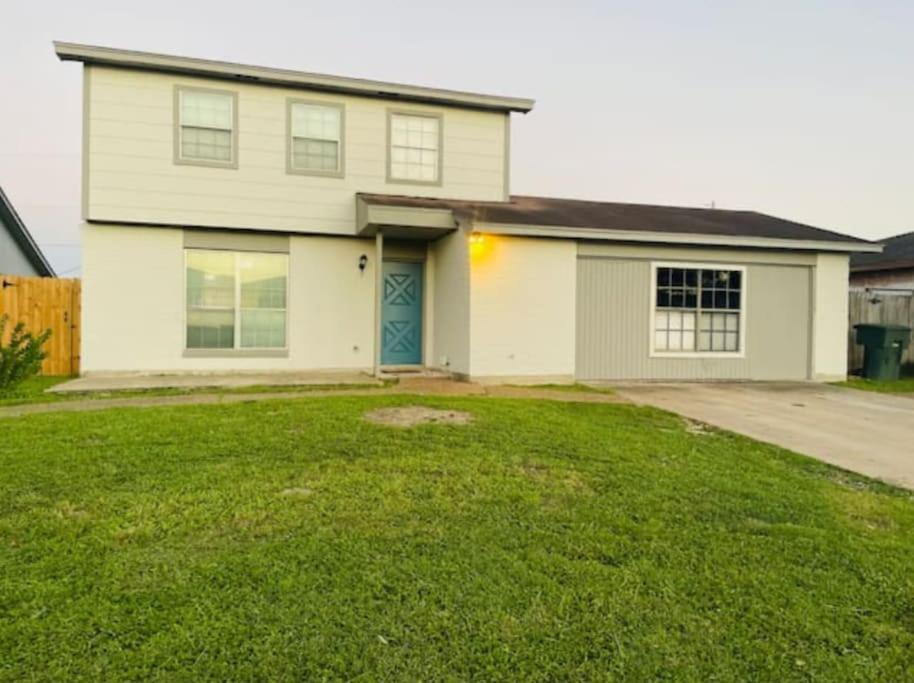 Great Getaway 2 Story Home! Harlingen Tx Экстерьер фото